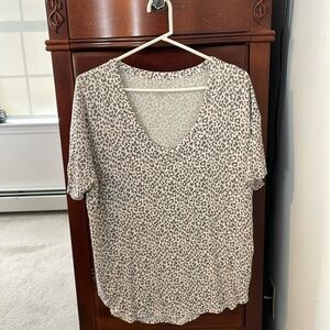 American Eagle Outfitters Gray Leopard Print Short Sleeve Tee